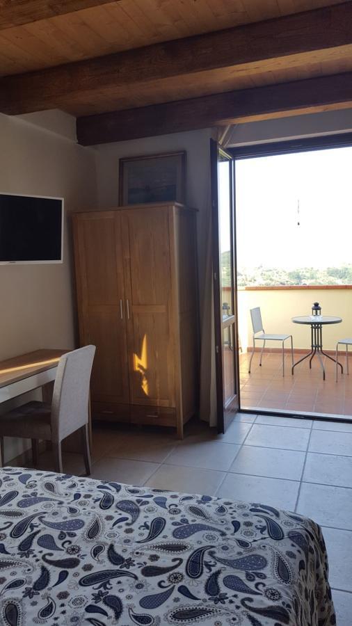 B&B La Taverna Degli Angeli Vezzi Portio Kültér fotó